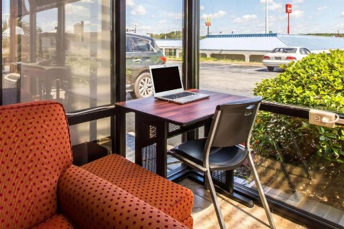 Econo Lodge Inn & Suites Macon - image 12