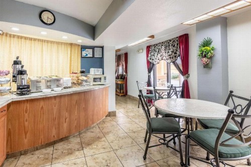 Econo Lodge Inn & Suites Macon - image 15