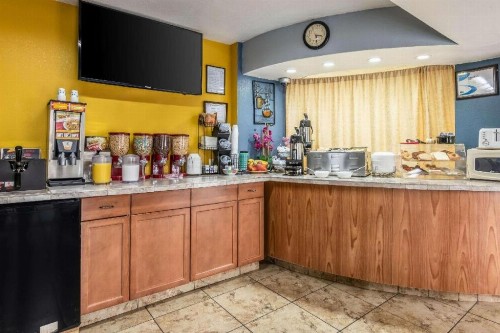 Econo Lodge Inn & Suites Macon - image 16