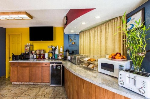 Econo Lodge Inn & Suites Macon - image 2