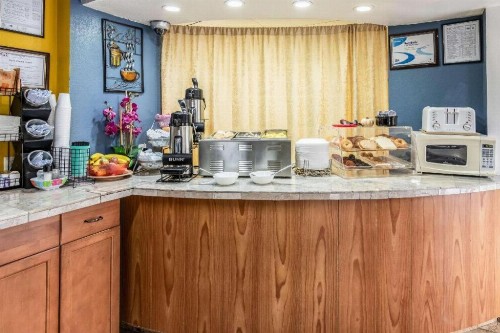 Econo Lodge Inn & Suites Macon - image 18