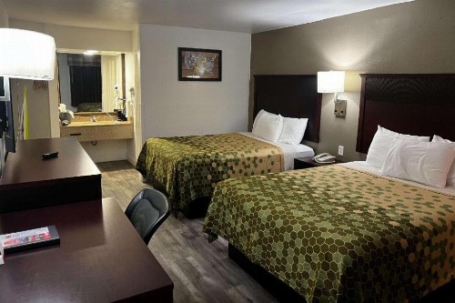 Econo Lodge Inn & Suites Macon - image 20