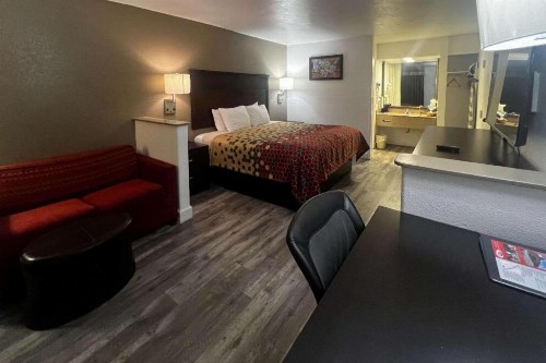 Econo Lodge Inn & Suites Macon - image 23