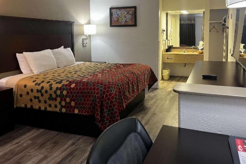 Econo Lodge Inn & Suites Macon - image 24