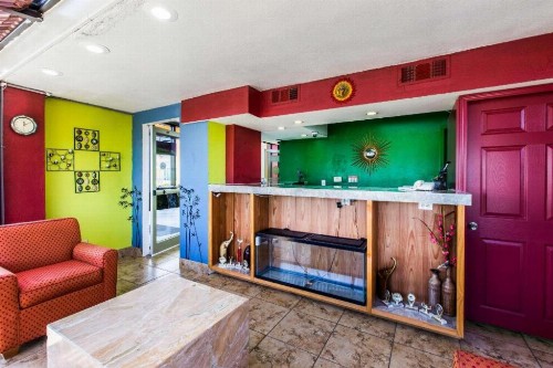 Econo Lodge Inn & Suites Macon - image 3