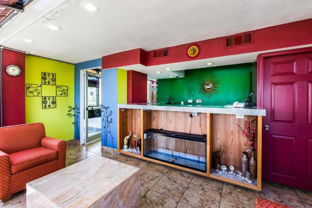 Econo Lodge Inn & Suites Macon - image 3
