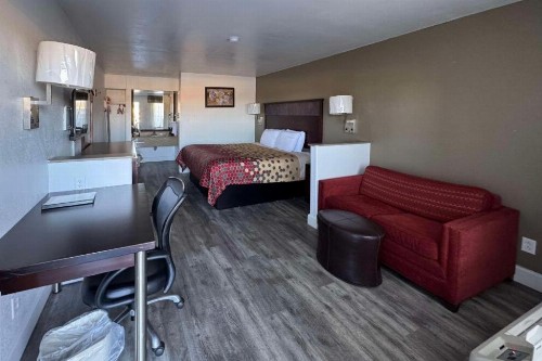 Econo Lodge Inn & Suites Macon - image 27