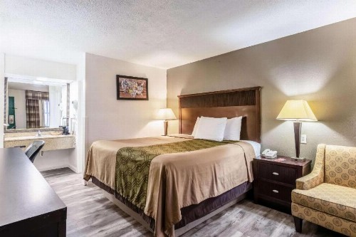 Econo Lodge Inn & Suites Macon - image 28
