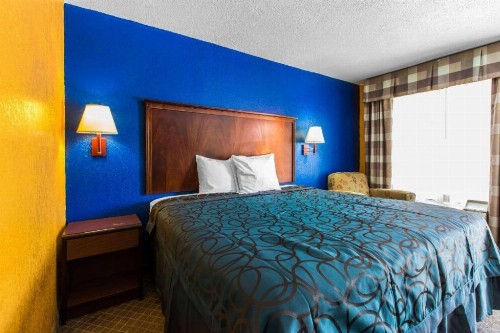 Econo Lodge Inn & Suites Macon - image 29