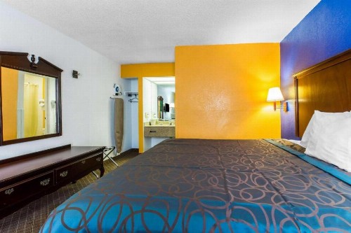 Econo Lodge Inn & Suites Macon - image 30