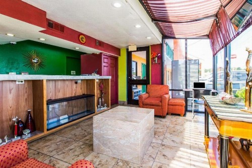 Econo Lodge Inn & Suites Macon - image 4