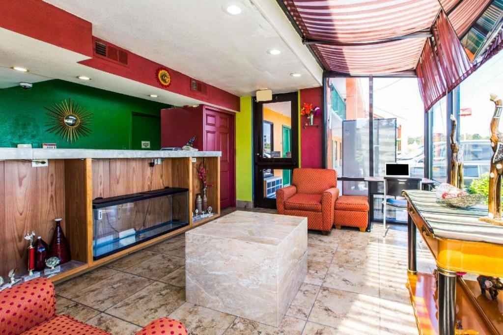 Econo Lodge Inn & Suites Macon - image 4