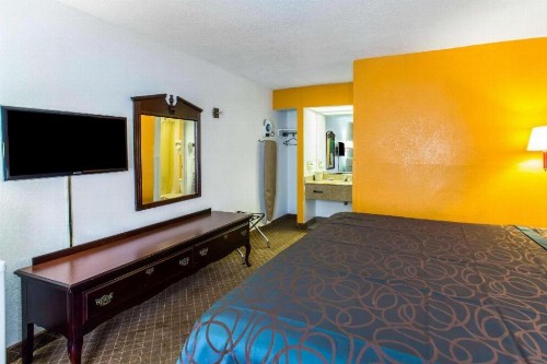 Econo Lodge Inn & Suites Macon - image 32