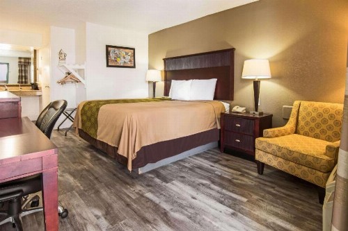 Econo Lodge Inn & Suites Macon - image 33
