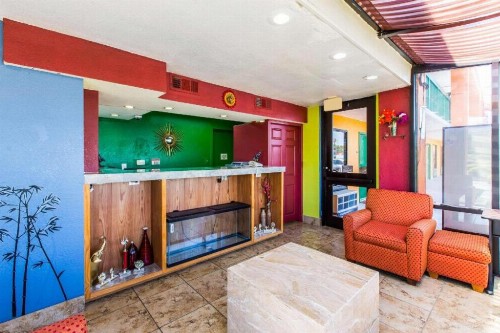 Econo Lodge Inn & Suites Macon - image 5