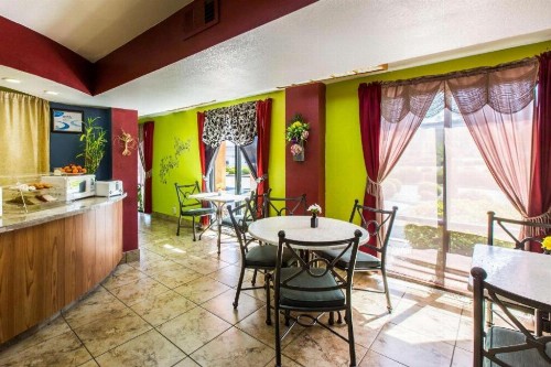 Econo Lodge Inn & Suites Macon - image 6