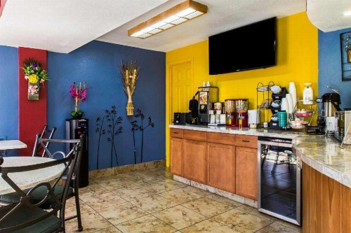 Econo Lodge Inn & Suites Macon - image 7
