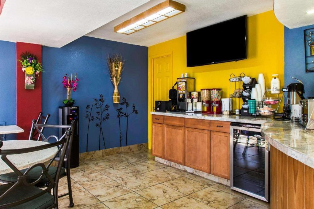 Econo Lodge Inn & Suites Macon - image 7