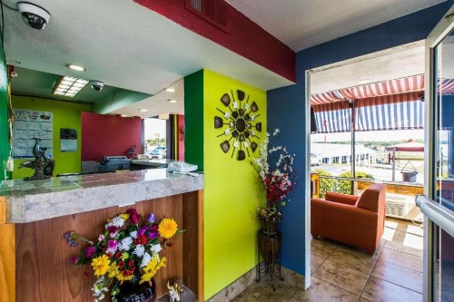 Econo Lodge Inn & Suites Macon - image 8