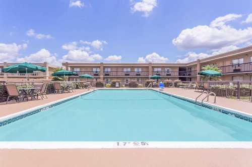 Ramada by Wyndham Macon - image 17