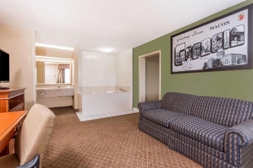 Super 8 by Wyndham Macon West - image 11
