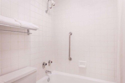 Super 8 by Wyndham Macon West - image 5