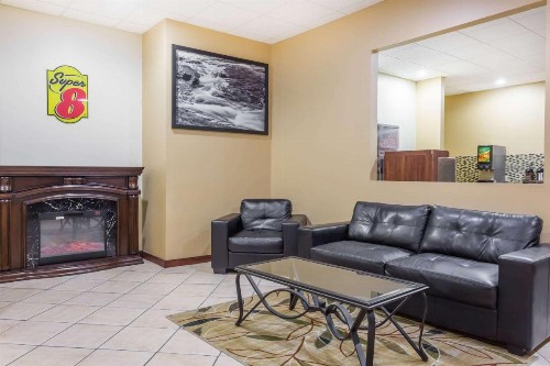 Super 8 by Wyndham Macon West - image 6