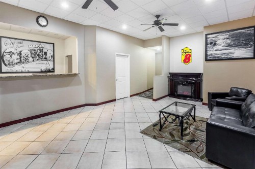 Super 8 by Wyndham Macon West - image 8