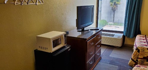 Red Carpet Inn-Macon - image 13
