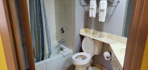 Red Carpet Inn-Macon - image 15