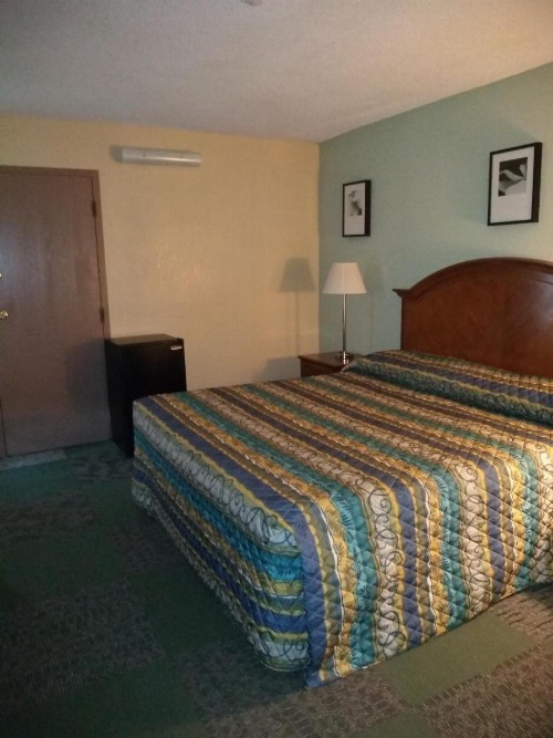 Red Carpet Inn-Macon - image 4