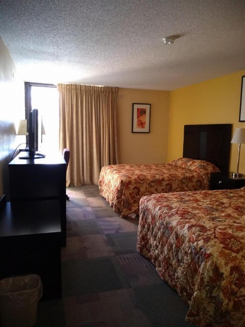 Red Carpet Inn-Macon - image 8