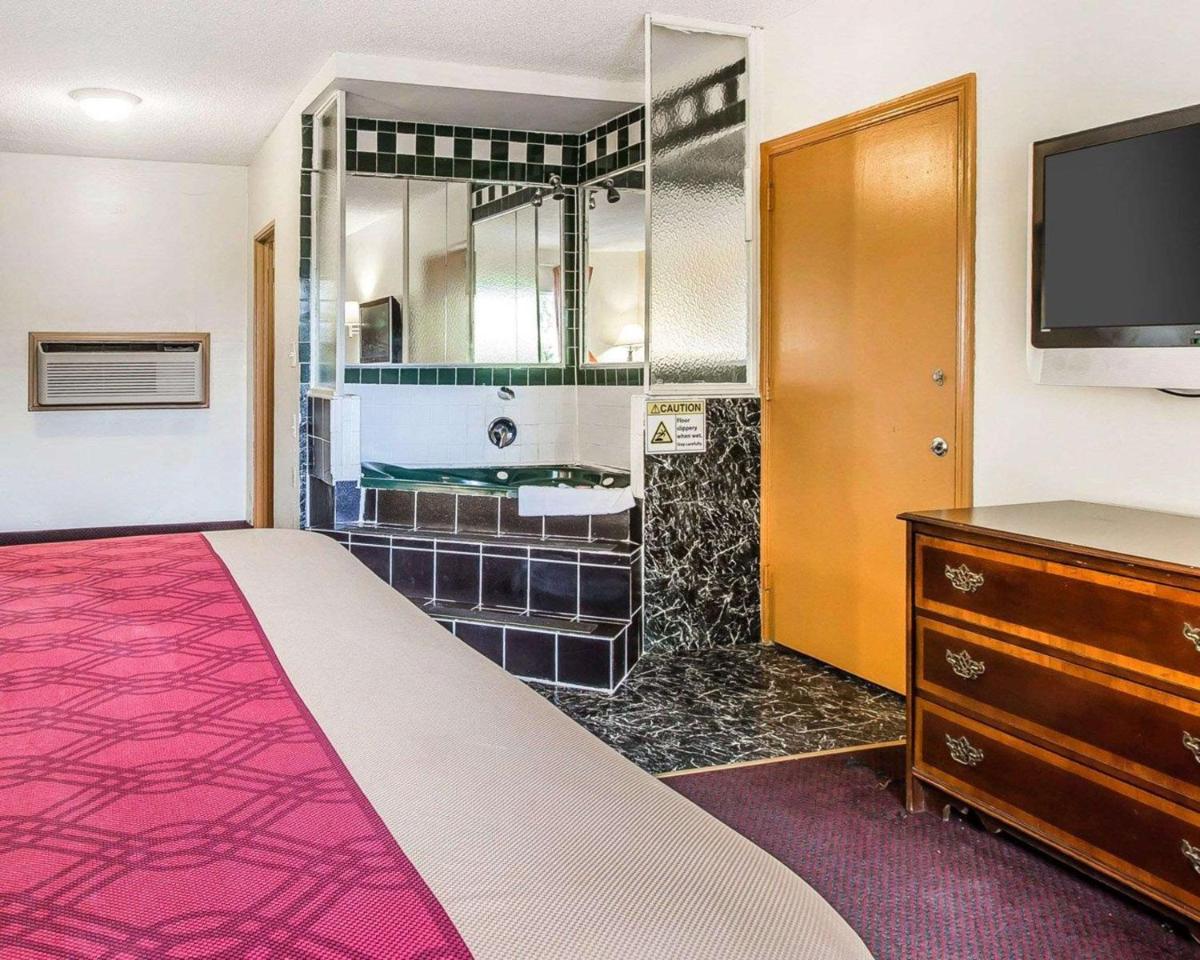 Econo Lodge Macon - image 6