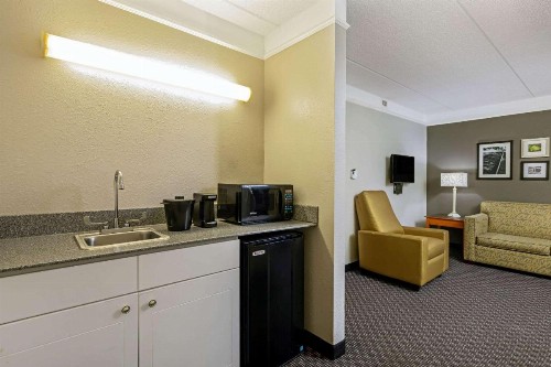 La Quinta by Wyndham Macon - image 8