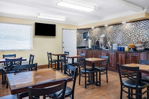 Days Inn by Wyndham Macon I-475 - image 24