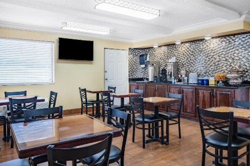 Days Inn by Wyndham Macon I-475 - image 33