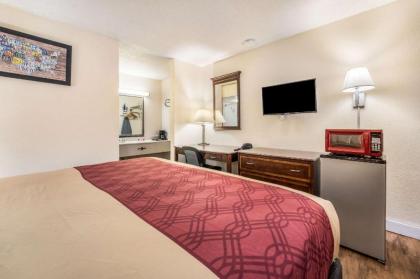 Econo Lodge Inn & Suites Macon - image 15