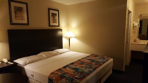 America's Best Inn - Macon - image 3