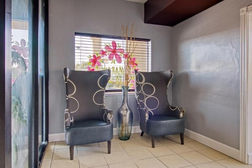 Regency Inn & Suites - image 11