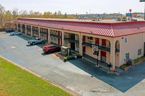 Regency Inn & Suites - image 12