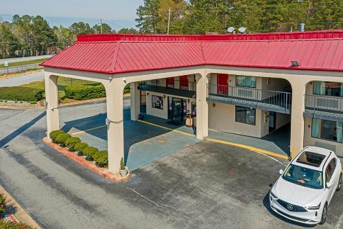 Regency Inn & Suites - image 13