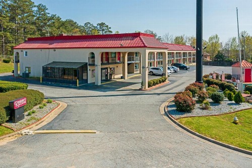 Regency Inn & Suites - image 16