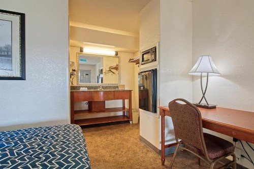 Regency Inn & Suites - image 18