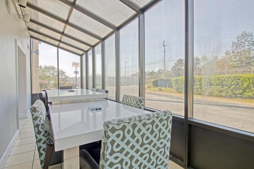 Regency Inn & Suites - image 19