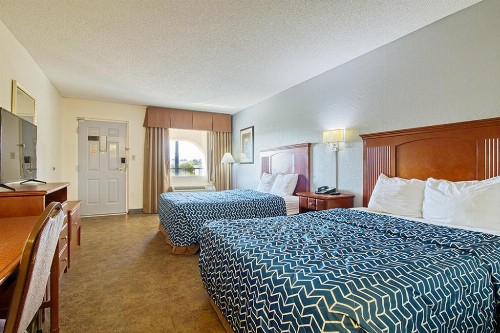 Regency Inn & Suites - image 2