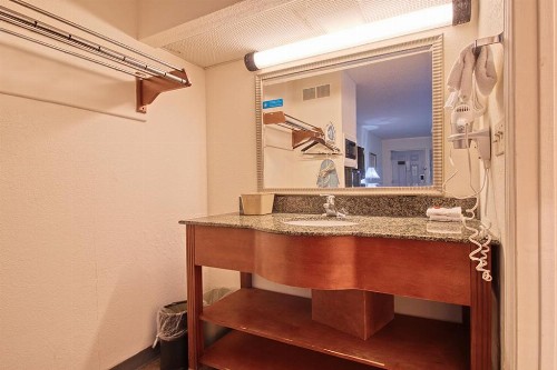 Regency Inn & Suites - image 21