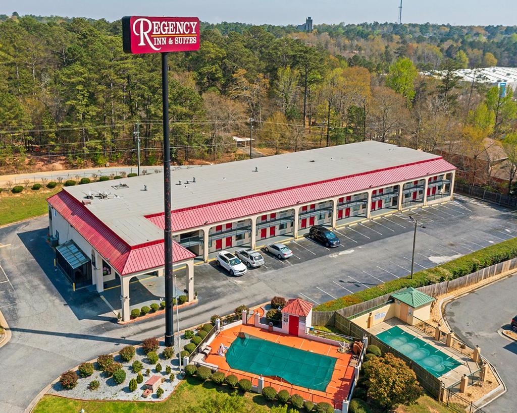 Regency Inn & Suites - image 5