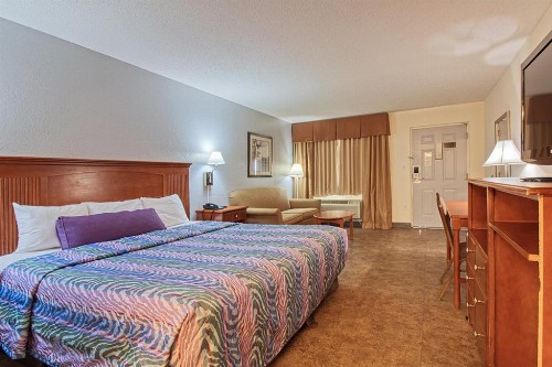 Regency Inn & Suites - image 7