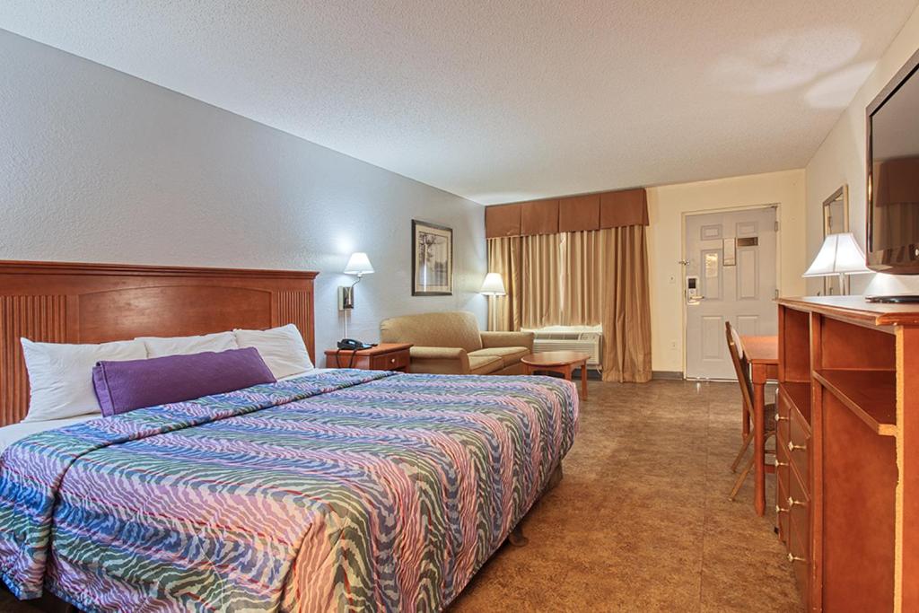 Regency Inn & Suites - image 7