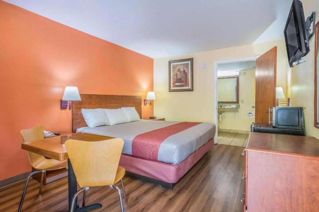 Rodeway Inn & Suites - main image